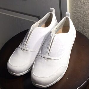 NWT Vionic -Magnolia Denver NIB canvas slip ons